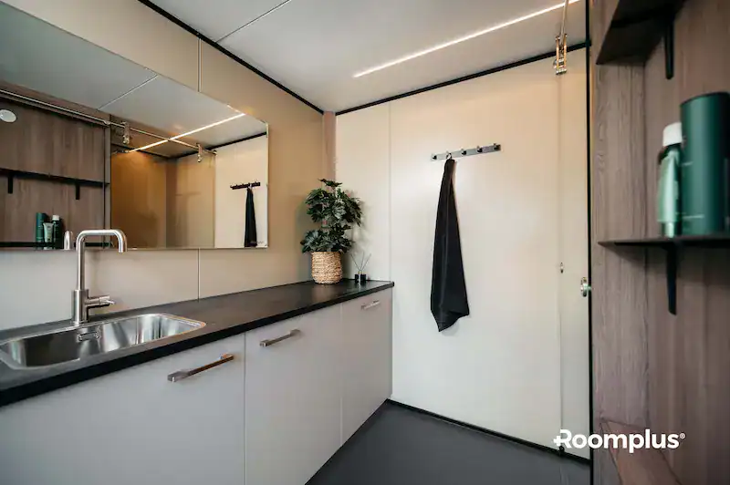 Kampeerplaats met eigen sanitairunit op een Nederlandse camping